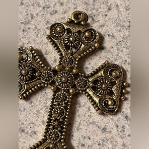 DETAILED metal CROSS PENDANT